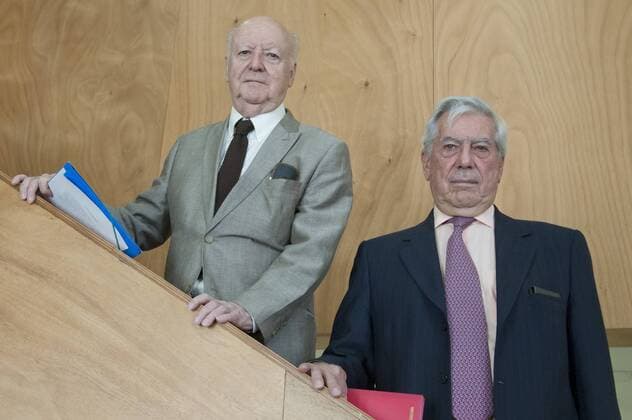 Mario Vargas Llosa and Jorge Edwards presented in the circle of fine arts, the statement called for harmony. In the picture on the left Jorge Edwards on the right Mario Vargas Llosa. July 25, 2012.  (20120725004)