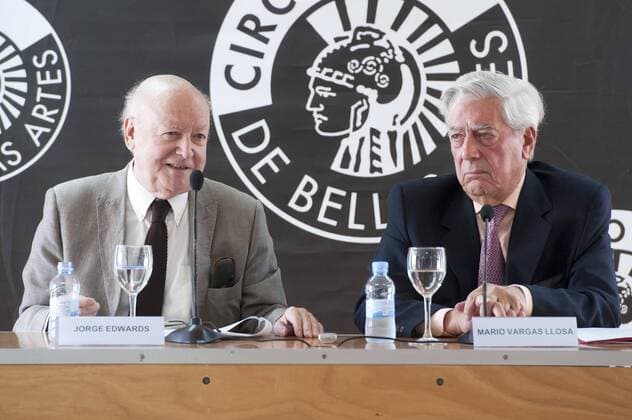 Mario Vargas Llosa and Jorge Edwards presented in the circle of fine arts, the statement called for harmony. In the picture on the left Jorge Edwards on the right Mario Vargas Llosa. July 25, 2012.  (20120725025)