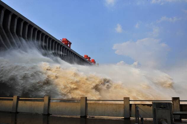 IMAGO Nature: Unsere Erde, Energiequellen, Wasserkraft YICHANG, CHINA - JULY 25: (CHINA OUT) Flood water is released from spillways of the Three Gorges Dam on July 25, 2012 in Yichang, Hubei Province of China. The largest flood peak, caused by heavy downpours in the upper reaches of the Yangtze River, this year smoothly passed the Three Gorges Dam on Wednesday morning.  CFP430269441