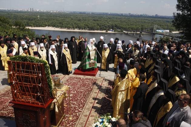 ITAR-TASS: KIEV, UKRAINE. JULY 27, 2012. Patriarch Kirill of Moscow and all Russia (C back) leads a prayer service in front of an icon on Vladimir Hill (Volodymyr Hill) by the River Dnieper. The event marks the 1024th anniversary of the the Christianisation of Kievan Rus.  RE103FD5