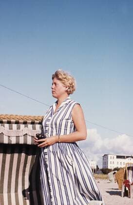 Baden im Meer GER, 19520820, Sommer am Meer, Ostseebad Waldesruh, Frau im Sommerkleid mit Fernglas