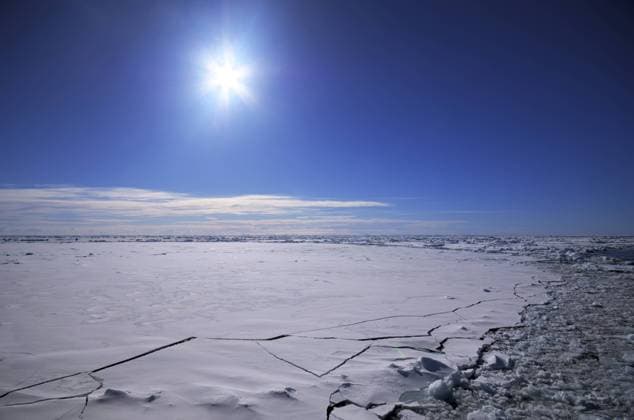 Sonne ueber zerbrechender Eisdecke des Suedpolarmeeres, Antarktis Sun over the breaking ice cover of the South Polar Ocean , Antarctica BLWS311101