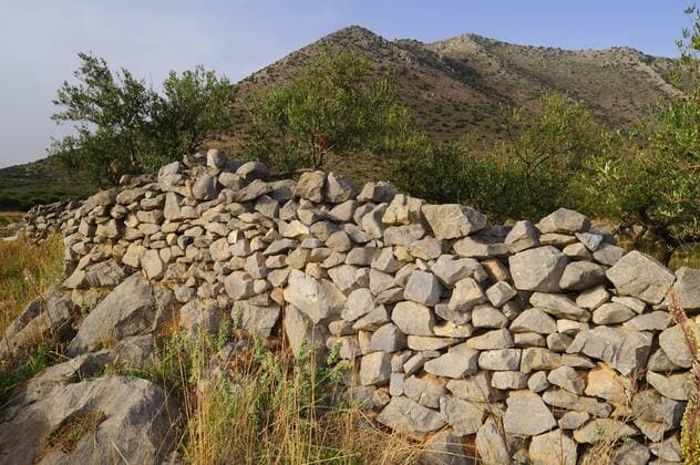 Natursteinmauer in Griechenland, Griechenland, Peloponnes, Mani stone wall on Mani Peninsoela, Greece, Peloponnese, Mani BLWS310622