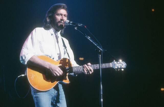 Barry Gibb (Bee Gees) 05 89 hof Barry Gibb im Mai 1989 bei einem Konzert der Bee Gees in Hamburg Auftritt live Gig Mann Männer Musiker Gesang Mann Gesang Pop Popmusik Band Gruppe musician singer quer halb stehend Gitarre Instrument spielend