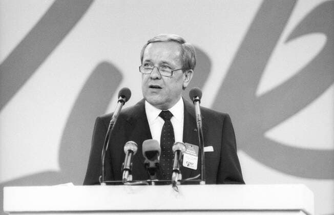 Walter Wallmann (CDU-Politiker) 10 86 rag Walter Wallmann beim CDU-Bundesparteitag 06.-10.10.1986 in Mainz Parteitag Partei Deutschland deutsch deutscher Mann Politik Frankfurter Frankfurt Oberbürgermeister Ministerpräsident Bundesminister Umweltminister Minister german politician quer halb stehend sprechend Pult Rednerpult sw