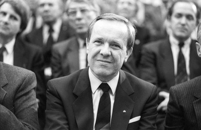 Walter Wallmann (CDU-Politiker) 10 84 otto Walter Wallmann im Oktober 1984 während der Buchmesse in Frankfurt Main Frankfurter Messe Deutschland deutsch deutscher Mann Politik Oberbürgermeister Ministerpräsident Bundesminister Umweltminister Minister german politician quer Portrait lächelnd draußen sw