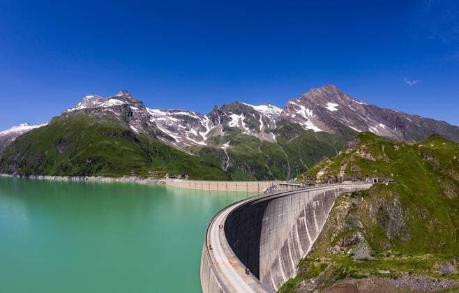 IMAGO Nature: Unsere Erde, Energiequellen, Wasserkraft Hochgebirgsstauseen Kaprun. Sie dienen der Verbund AG zur Wasserspeicherung für die Stromerzeugung des Kraftwerks Kaprun und sind ein beliebtes Ausflugsziel für zahlreiche Touristen