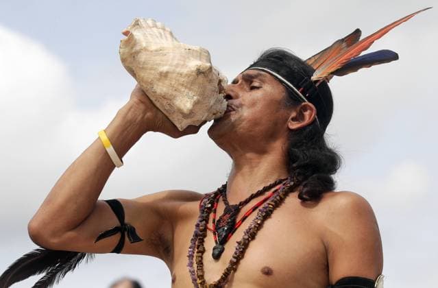 (120810) -- SAN SALVADOR, Aug. 10, 2012 (Xinhua) -- A representative of the Indigenous peoples of El Salvador takes part in a ceremony to commemorate the International Day of Indigenous Peoples, in San Salvador, capital of El Salvador, on Aug. 9, 2012. (Xinhua Oscar Rivera) (or) (sp) EL SALVADOR-SAN SALVADOR-CULTURE 