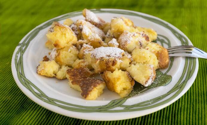  Ein Teller mit Kaiserschmarren, Mehlspeise, Süßspeise Eierspeise, Österreich, Europa ibxgzs02311169
