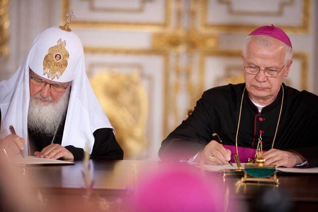 Patriarch Kyrill I. und Erzbischof Jozef Michalik - Unterzeichnung eines historischen Abkommens zwischen der orthodoxen und katholischen Kirche in Warschau Polen tupi_170812_11 
