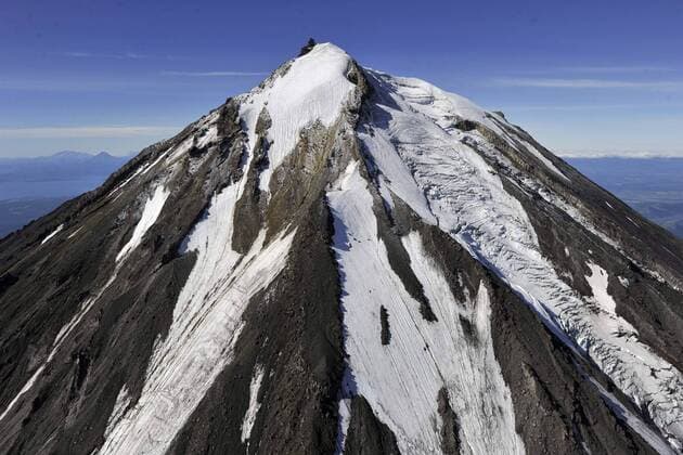 ITAR-TASS: KAMCHATKA KRAI, RUSSIA. AUGUST 18, 2012. A view from a helicopter (3300m) at the cone of Koryak (Koryaksky) volcano (3456 m).  RE106285