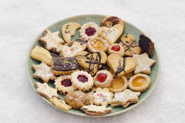 Selbstgebackene Weihnachtsplätzchen im Teller auf Schnee, Bayern, Deutschland, Europa ibxosr02317457
