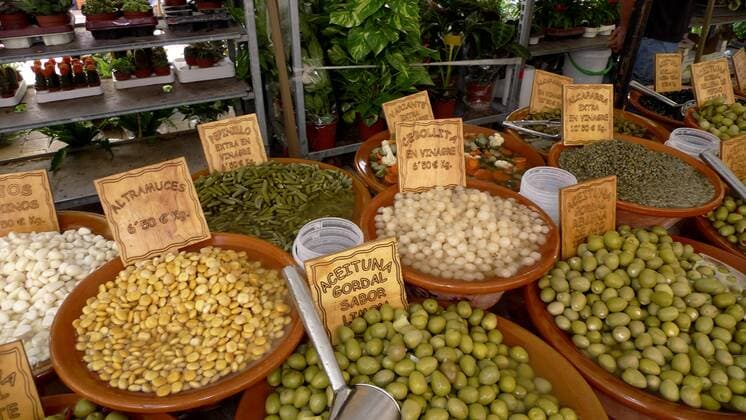 verschiedene, eingelegte Gemuesesorten auf einem Markt, Spanien, Balearen, Mallorca, Alcudia pickled vegetable on a market, Spain, Balearen, Majorca, Alcudia BLWS293544