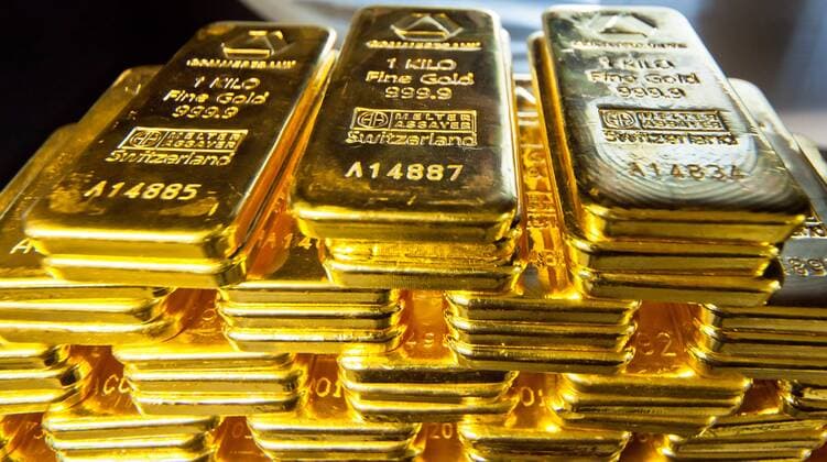 IMAGO Nature: Unsere Erde, Ressourcen, Gold Stapel von 1-Kilo-Goldbarren im Safe von Pro Aurum in München-Riem - das auf den Handel mit Gold und anderen Edelmetallen spezialisierte Unternehmen erfreut sich Dank der Euro- und Finanzkrisen einer rapide wachsenden Klientel.
