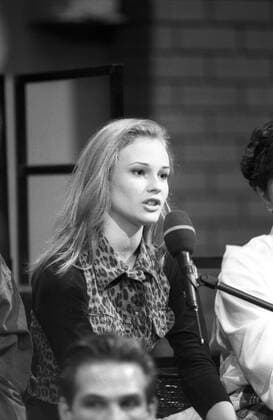 Diane Kruger (Schauspielerin) 01 93 rb Diane Kruger im Januar 1993 in Explosiv - Der heiße Stuhl , RTL plus Deutschland deutsch deutsche Frau Schauspiel Film Kino TV Fernsehen Model Fotomodell Gesicht 92 german actress Heidkrüger Krüger hoch halb stehend sprechend Studio Fernsehstudio Studiopublikum Mikrofon sw