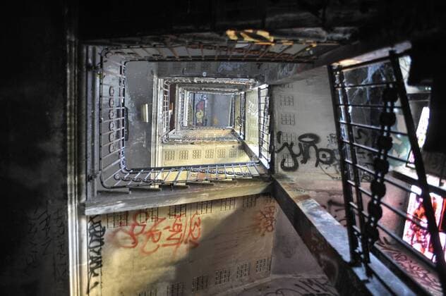 Treppenflur des Tacheles - Räumung des Kunst- und Kulturhauses in der Oranienburger Strasse in Berlin-Mitte Räumung des Kunst- und Kulturhauses TACHELES in Berlin _SNP8457.jpg