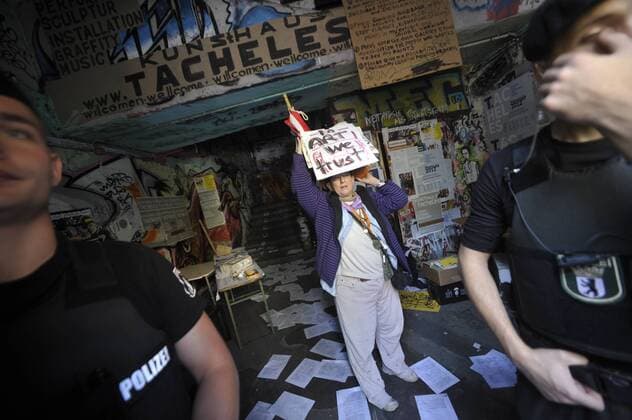 Polizisten sichern die Zugänge des Tacheles anlässlich der Räumung des Kunst- und Kulturhauses in der Oranienburger Strasse in Berlin-Mitte Räumung des Kunst- und Kulturhauses TACHELES in Berlin _SNP8457.jpg