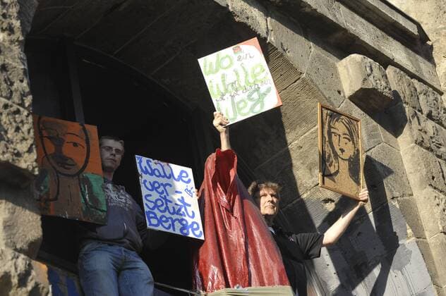 Künstler protestieren mit Plakaten und ihren Kunstwerken gegen die bevorstehende Räumung des Kunst- und Kulturhauses in der Oranienburger Strasse in Berlin-Mitte Räumung des Kunst- und Kulturhauses TACHELES in Berlin _SNP8457.jpg