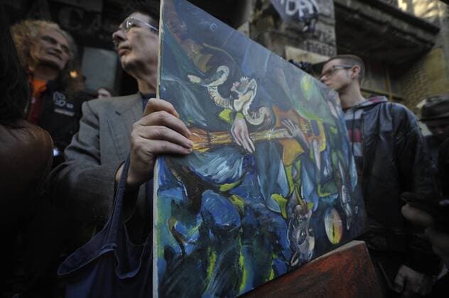 Maler Wilfried -Wilko-Königsmann protestiert mit einem Gemälde vor dem Tacheles anlässlich der Räumung des Kunst- und Kulturhauses in der Oranienburger Strasse in Berlin-Mitte Räumung des Kunst- und Kulturhauses TACHELES in Berlin _SNP6190.jpg
