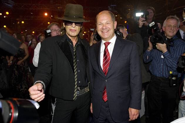 Udo LINDENBERG (li., Sänger) und Hamburgs Oberbürgermeister Olaf SCHOLZ, Verleihung des Deutschen Radiopreises 2012 in Hamburg am 06.09.2012.