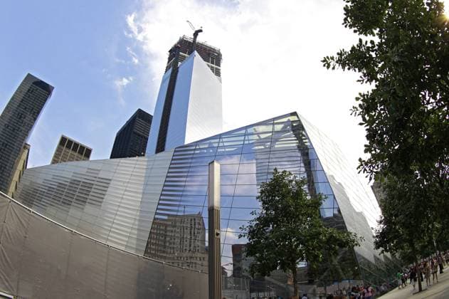 Architektur von Fumihiko Maki National September 11 Memorial and Museum - Four World Trade Center Sightseeing Manhattan - am Mahnmal für die Opfer der Terroranschläge am 11. September 2001 und der früheren Bombenanschläge von 1993 auf das World Trade Center, New York Foto:xT.xSkupinx xFuturexImage