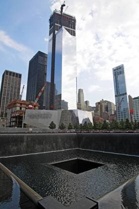 National September 11 Memorial and Museum - Four World Trade Center Sightseeing Manhattan - am Mahnmal für die Opfer der Terroranschläge am 11. September 2001 und der früheren Bombenanschläge von 1993 auf das World Trade Center, New York Foto:xT.xSkupinx xFuturexImage