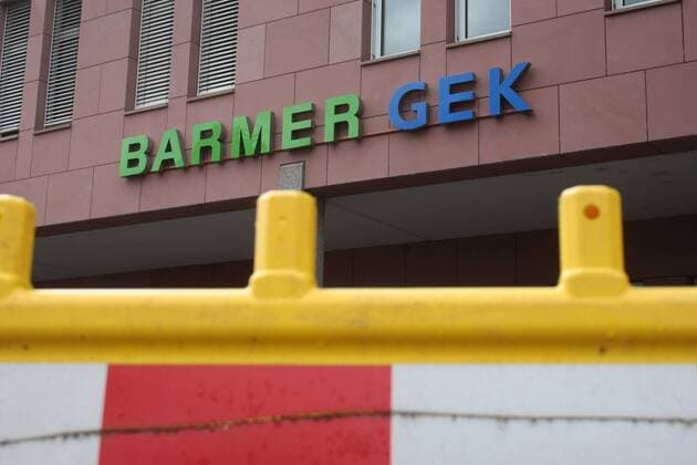 Baustellen Absperrung vor einer Filiale der Barmer GEK in Gießen