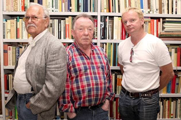 MDR- FIGARO vor Ort. (l-r) Schauspieler Walter Niklaus ( GER John F. Kennedy ), Schauspieler Peter Sodann ( GER Nikita S. Chruschtschow ) und Schauspieler Uwe Steimle ( GER Sprecher ) anläßlich der Aufzeichnung der MDR - FIGARO vor Ort Sendung Szenische Lesung Noch ist nicht aller Tage Abend am 09.09.2012 in der Peter-Sodann-Bibliothek Staucha Sachsen.