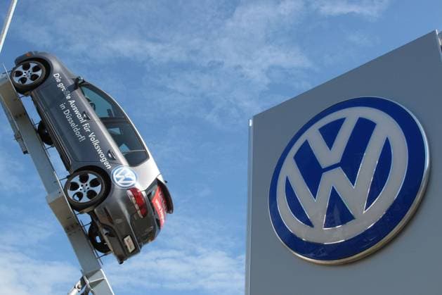 Volkswagen - Logo und VW Golf GTI (Golf 6) mit Schriftzügen Kein Kauf ohne unser Angebot und Die grösste Auswahl für Volkswagen in Düsseldorf auf einem Präsentationsständer. Düsseldorf (D)