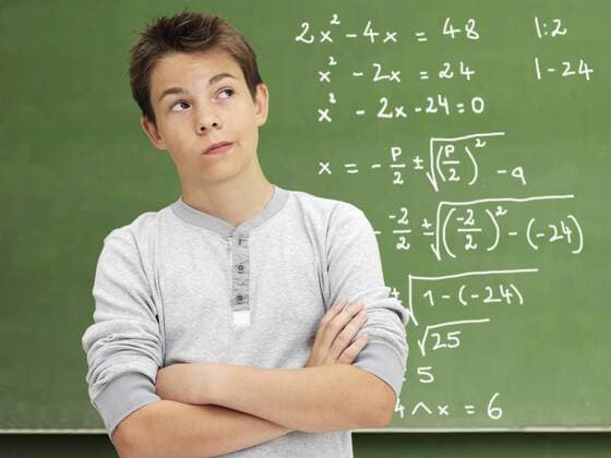 Portrait, Junge, Teenager, nachdenklich, vor Schultafel, mathematische Gleichung iblaib02369773