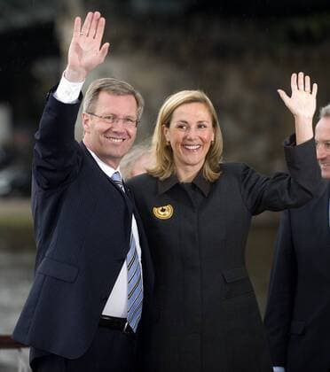 Bundespraesident Christian Wulff und seine Frau Bettina vor Beginn einer Dampferfahrt auf der Elbe in Dresden, aufgenommen am Mittwoch (01.09.10).