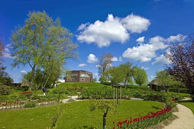 Nolde-Garten, Haus Seebuell im Hintergrund, Nolde-Museum, Deutschland, Schleswig-Holstein, Nordfriesland, Seebuell garden and residence Seebuell of Emil Nolde, Germany, Schleswig-Holstein, Northern Frisia, Seebuell BLWS278075