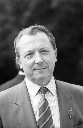 Jacques Delors (Politiker) 06 88 ru Jacques Delors beim EG-Gipfel in Hannover im Juni 1988 Frankreich Franzose französischer Mann Politik EG Kommission Kommissionspräsident EU Präsident french politician hoch Portrait draußen stehend neutral sw