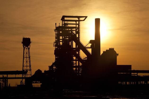 Silhouette der stillgelegten Industrieanlage mit Hochofen 5 von Phoenix-West bei Sonnenuntergang, Deutschland, Nordrhein-Westfalen, Ruhrgebiet, Dortmund silhouette of closed blast furnace Phoenix-West at sunset, Germany, North Rhine-Westphalia, Ruhr Area, Dortmund BLWS274870