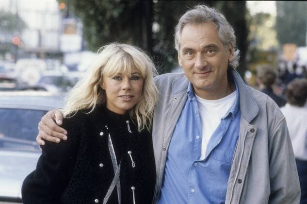 Margit Geissler mit Ehemann Siggi Rothemund 10 87 rag TV Fernsehen leger quer halb draußen umarmend