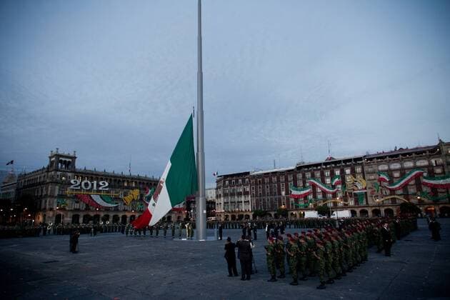 (120919) -- MEXICO CITY, Sept. 19, 2012 (Xinhua) -- Soldiers of the Mexican Army participate in the ceremony of the national flag raising at half mast, in memory of the victims of the earthquake of 1985, in the Zocalo Square of Mexico City, capital of Mexico, on Sept. 19, 2012. (Xinhua Pedro Mera) MEXICO-MEXICO CITY-EARTHQUAKE-ANNIVERSARY 