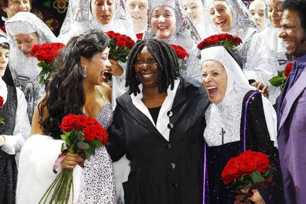 Kania (Dolores Van Cartier) Whoopi Goldberg et Carmen Ferlan (La mere superieure) CELEBRITES : Premiere de gala de Sister Act - Theatre Mogador - 20 09 2012 GwendolineLeGoff Panoramic 
