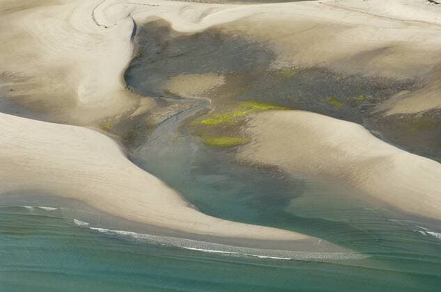  Luftaufnahme, Flussmündung an der Küste von Tansania, Afrika ibluli02338990
