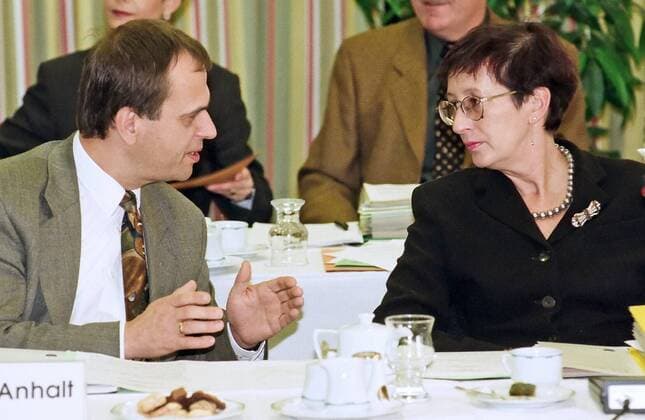 Reinhard Höppner, SPD, Ministerpräsident von Sachsen-Anhalt, und Heide Simonis, SPD, Ministerpräsidentin von Schleswig-Holstein, am 24.10.1996, bei der Ministerpräsidenten-Konferenz im Kaisersaal in Erfurt. Deutschland Germany Thüringen Thueringia Politik Politics Ministerpräsidenten Länder der Ministerpräsidentenkonferenz Konferenz Ministerpräsidenten-Konferenz Gruppenbild Gruppe Gruppenfoto Gruppenphoto Familienbild Familienfoto Familienphoto Länderkonferenz Treffen Meeting Zusammenkunft Austausch Gespräche