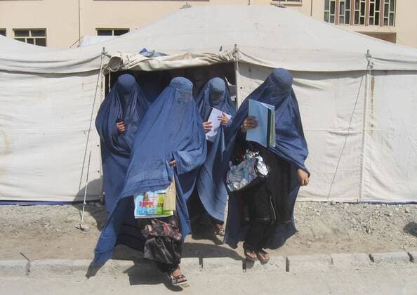 (120926) -- NANGARHAR, Sept. 26, 2012 (Xinhua) -- Afghan students of a girl university walk out of their classroom after a class in Nangarhar Province of eastern Afghanistan on Sept. 26, 2012. (Xinhua Tahir Safi) (zw) AFGHANISTAN-NANGARHAR-EDUCATION 