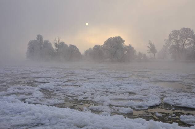Schnee und Eis auf der Elbe zum Sonnenaufgang, bei Dessau-Roßlau, Sachsen-Anhalt, Deutschland, Europa iblkkp02347490