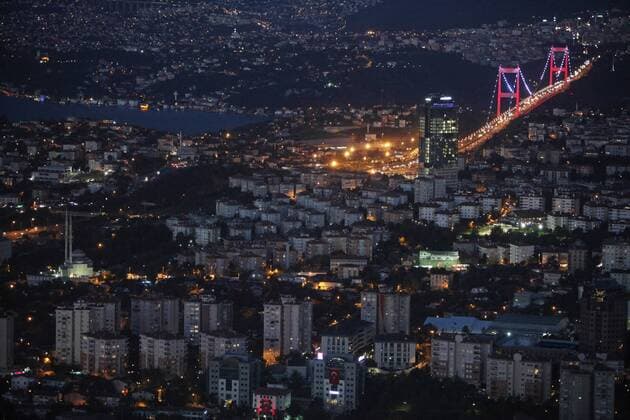 Blick vom Sapphire of Istanbul auf die Fatih-Sultan-Mehmet-Brücke oder 2. Bosporus-Brücke (türkisch Fatih Sultan Mehmet Köprüsü, kurz FSM, oder 2. Bogazici Köprüsü); kurz Istanbul Sapphire oder Sapphire: Wolkenkratzer in der türkischen Metropole Istanbul. Er liegt im Geschäftsviertel Levent und ist mit 66 Stockwerken und einer Gesamthöhe von 261 Metern das höchste Gebäude der Türkei Sapphire of Istanbul