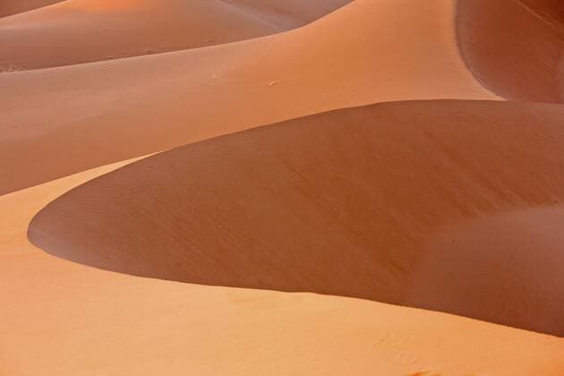 Duenenkamm in der Sahara, Marokko, Souss-Massa-Daraâ, Erg Chegaga dune ridge in Sahara, Morocco, Souss-Massa-Daraâ, Erg Chegaga BLWS315155