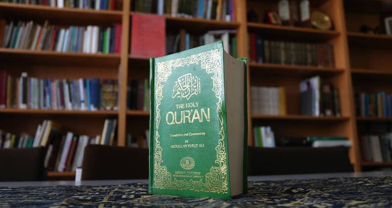 DEUTSCHSPRACHIGER MUSLIMKREIS KARLSRUHE (DMK e.V.), 03.10.2012, KARLSRUHE - Am deutschlandweiten Tag der offenen Moschee stellt sich der Deutschsprachige Muslimkreis Karlsruhe interessierten Bürgern vor. eine englische Ausgabe des Koran steht auf dem Tisch in der Bibliothek.