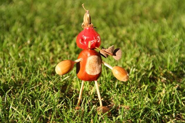 gebasteltes Männchen aus Kastanien und Hagebutten