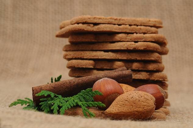  Spekulatius mit Nüssen, Weihnachtsmotiv ibxikn02395488