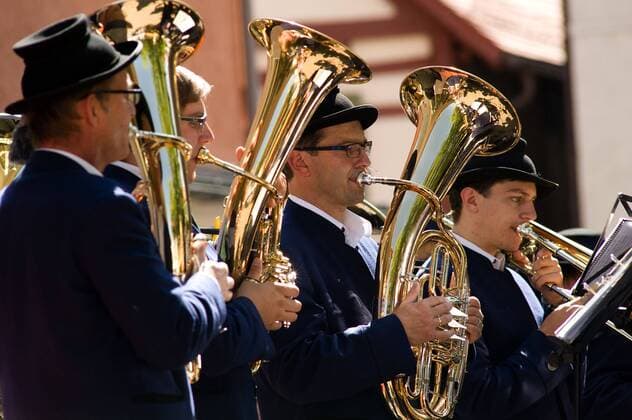 blasinstrumente eröffnung des leutkircher kinderfestes an einem sonnigen samstagnachmittag mit musikkapelle kinderfest leutkirch