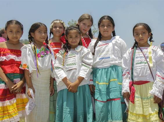 (121011) -- SAN SALVADOR, Oct. 11, 2012 (Xinhua) -- Salvadoran indigenous girls, pose before a Mayan ceremony, during the celebrations of the International Day of the Girl Child , in the city of San Salvador, capital of El Salvador, on Oct. 11, 2012. (Xinhua Oscar Rivera) EL SALVADOR-SAN SALVADOR-GIRL CHILD DAY 