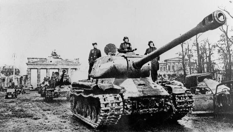 Berlin. Soviet tanks are pictured in the street. Reproduction.  TASS_1206177