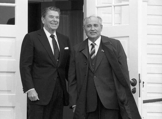 Iceland. Reykjavik. Soviet leader Mikhail Gorbachev and US president Ronald Reagan (L) are pictured before the meeting.  Aufmacher TASS_1238440